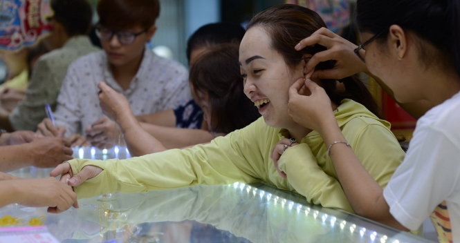 Đường tắc vì dòng người mua vàng ngày thần tài