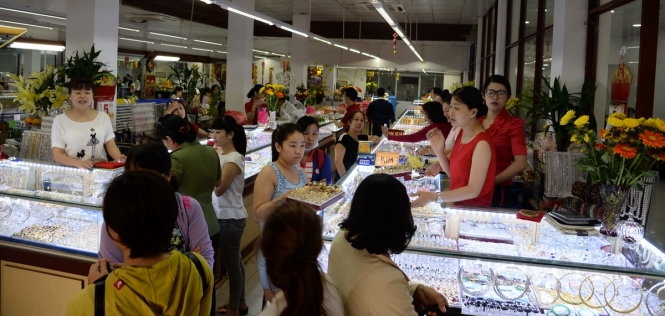 Đường tắc vì dòng người mua vàng ngày thần tài