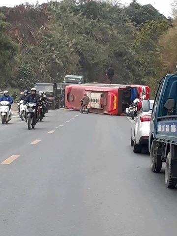 Hòa Bình: Mất phanh, lái xe khách nhanh trí cho xe lao vào vách núi - Ảnh 1.