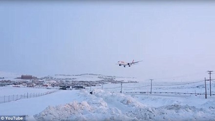 Chiếc máy bay Boeing 777 của hãng Hàng không Quốc tế Thụy Sỹ bị hỏng động cơ đang hạ cánh xuống sân bay Iqaluit 