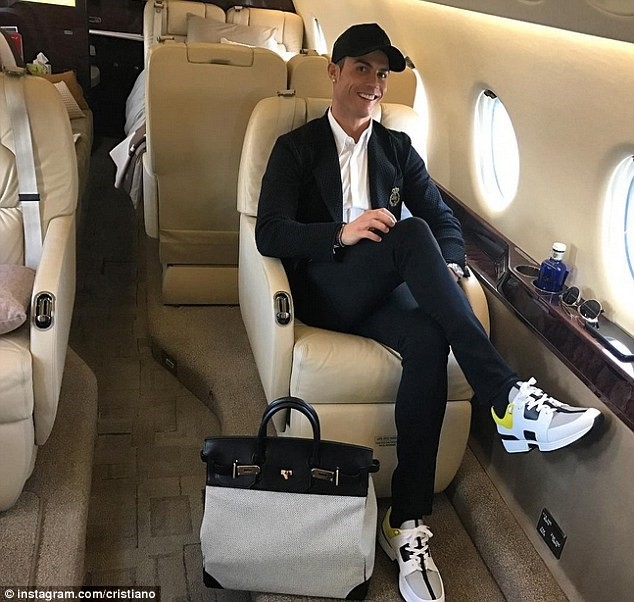 Ngo lo ban gai, Ronaldo don sinh nhat ben me va con trai hinh anh 2