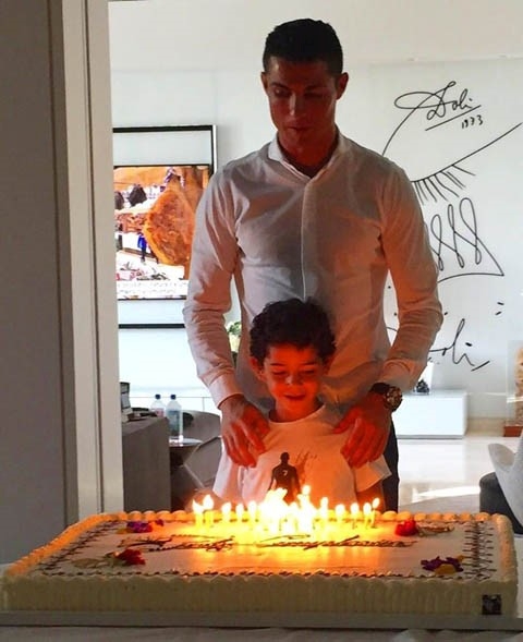Ngo lo ban gai, Ronaldo don sinh nhat ben me va con trai hinh anh 3