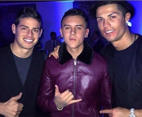 Ngo lo ban gai, Ronaldo don sinh nhat ben me va con trai hinh anh 4