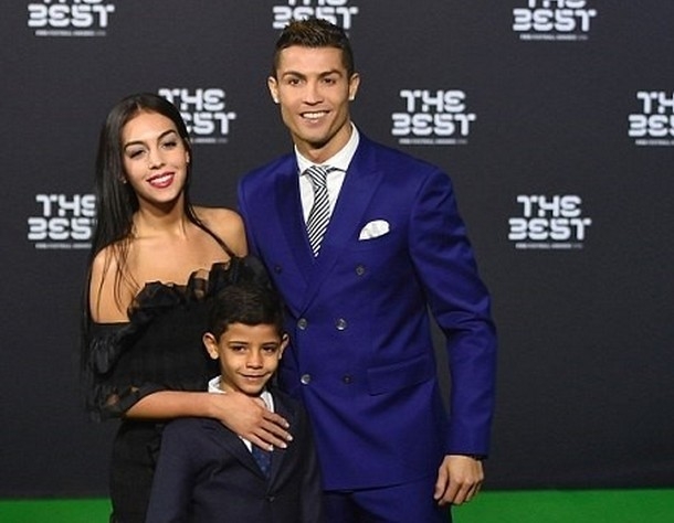 Ngo lo ban gai, Ronaldo don sinh nhat ben me va con trai hinh anh 7