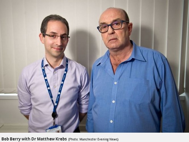 Bác sĩ Matthew Krebs (trái) và ông Bob Berry  /// Ảnh chụp màn hình trang web Manchester Evening News
