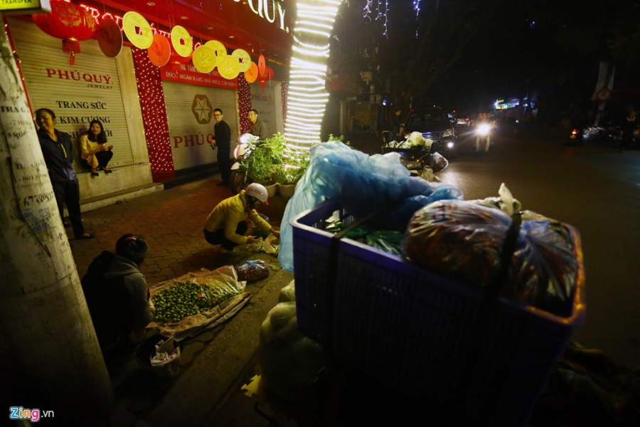 Nguoi Ha Noi xep hang tu 4h30 mua vang ngay than tai hinh anh 2