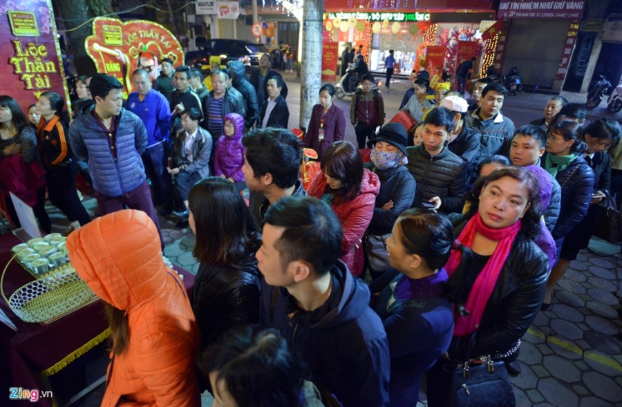 Nguoi Ha Noi xep hang tu 4h30 mua vang ngay than tai hinh anh 3
