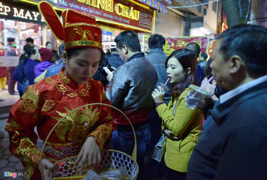 Nguoi Ha Noi xep hang tu 4h30 mua vang ngay than tai hinh anh 4