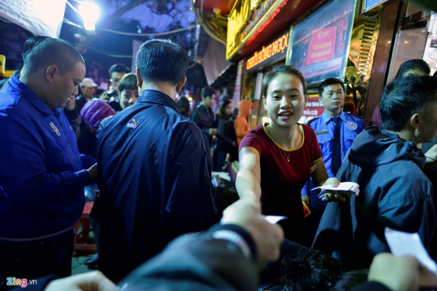 Nguoi Ha Noi xep hang tu 4h30 mua vang ngay than tai hinh anh 5