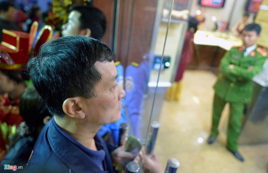 Nguoi Ha Noi xep hang tu 4h30 mua vang ngay than tai hinh anh 8