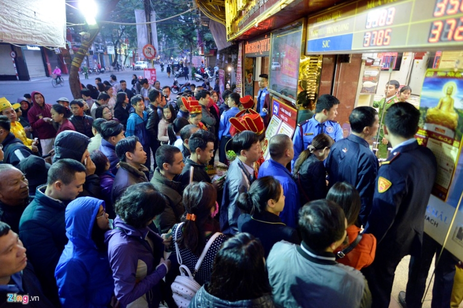 Nguoi Ha Noi xep hang tu 4h30 mua vang ngay than tai hinh anh 9