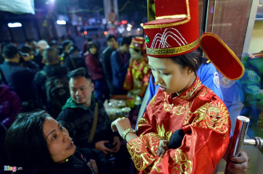Nguoi Ha Noi xep hang tu 4h30 mua vang ngay than tai hinh anh 10