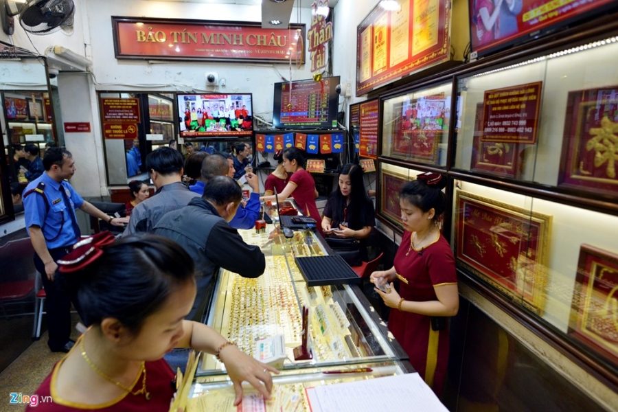 Nguoi Ha Noi xep hang tu 4h30 mua vang ngay than tai hinh anh 12