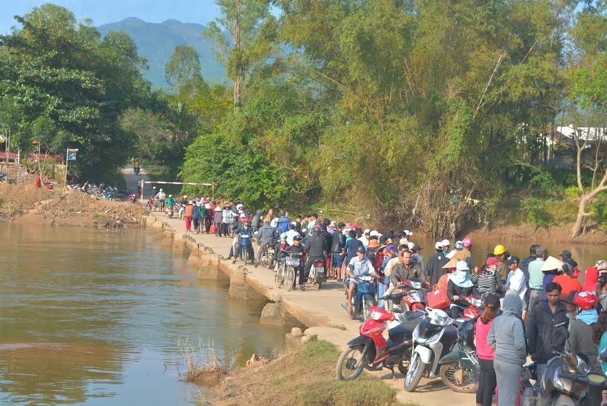 quang nam: thi the nguoi vo nhay cau vi gian chong troi hon 20km hinh anh 1