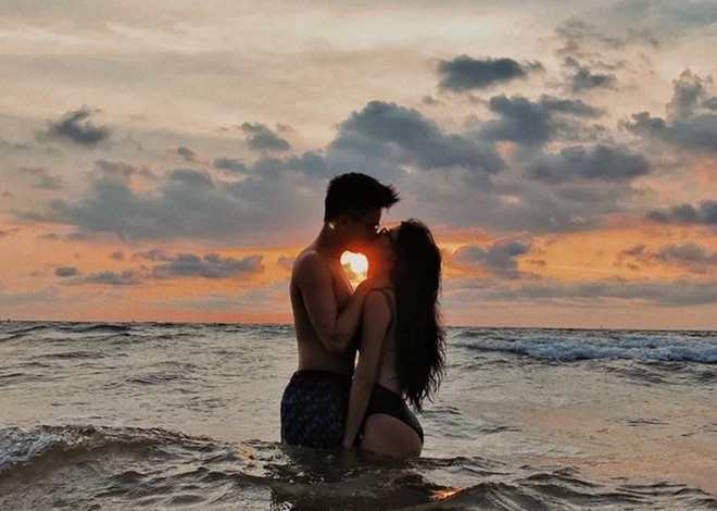 Quynh Anh Shyn khoe anh khoa moi mot chang trai tren bien hinh anh 1