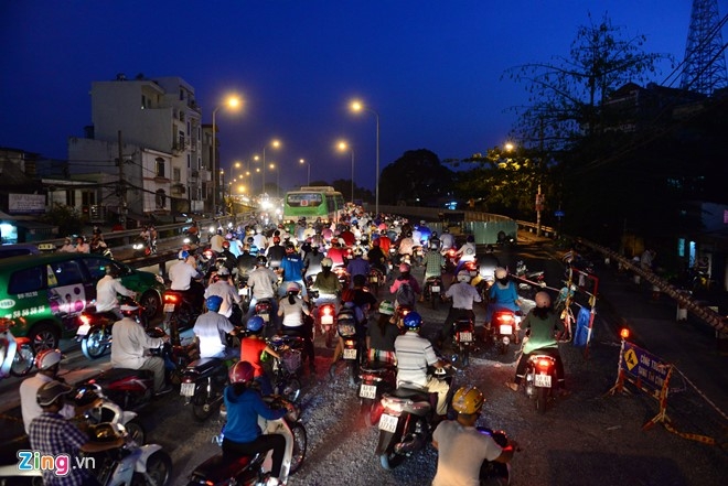 Sai Gon ket xe keo dai khi sua cau Nhi Thien Duong hinh anh 4