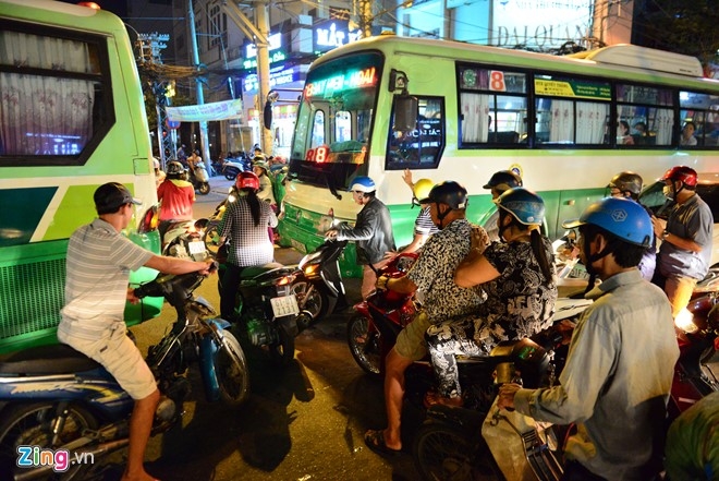 Sai Gon ket xe keo dai khi sua cau Nhi Thien Duong hinh anh 7