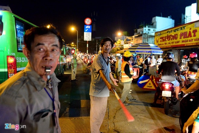 Sai Gon ket xe keo dai khi sua cau Nhi Thien Duong hinh anh 15