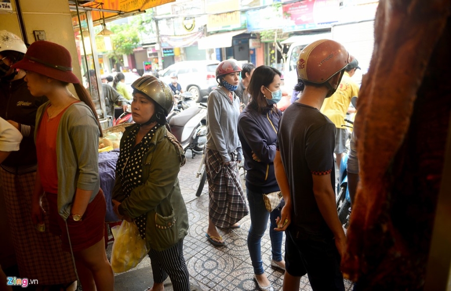 Tiem heo quay o Sai Gon ban het hon 200 con trong 3 gio hinh anh 2