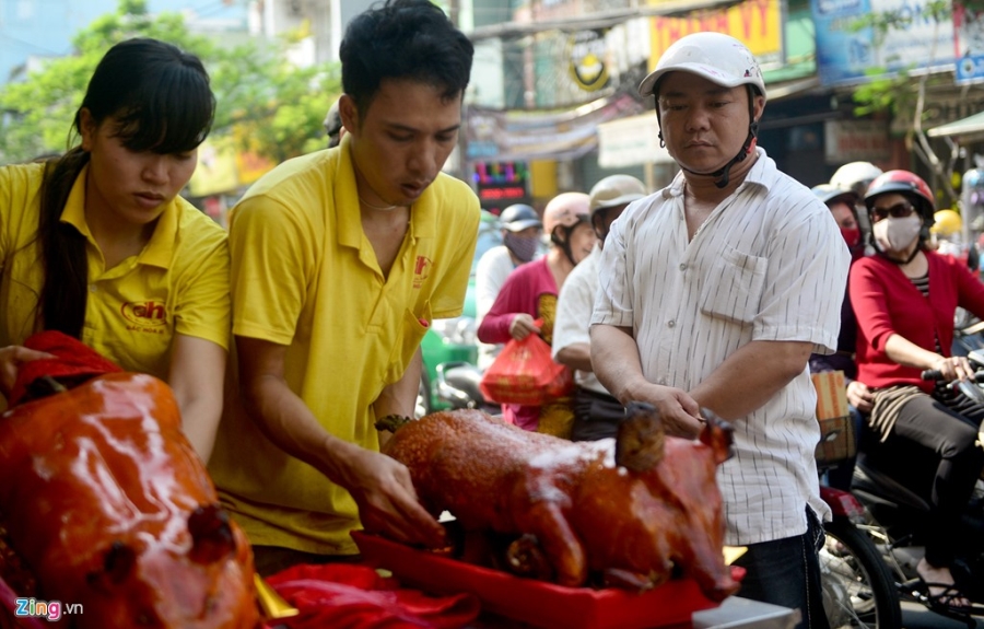 Tiem heo quay o Sai Gon ban het hon 200 con trong 3 gio hinh anh 8