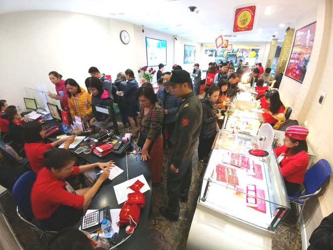 Vì sao người dân xếp hàng như thời bao cấp đi mua vàng ngày Thần tài?