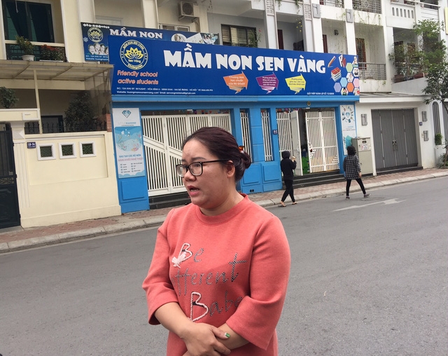 Chị Sương, mẹ cháu bé bị cô giáo thúc đầu gối vào bụng. (ảnh: Mỹ Hà)