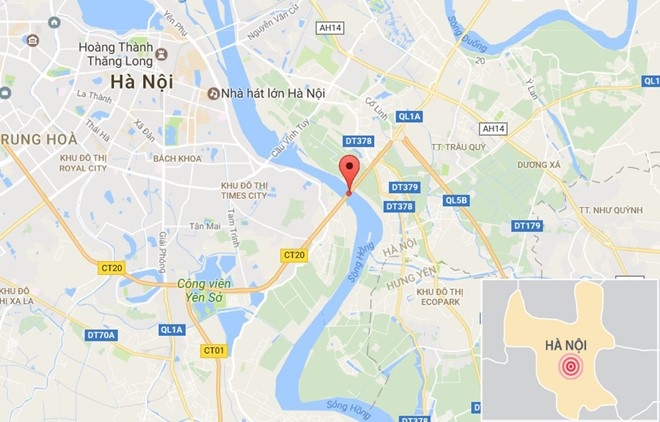 Xe container boc chay tren cau Thanh Tri, 2 nguoi thoat nan hinh anh 2