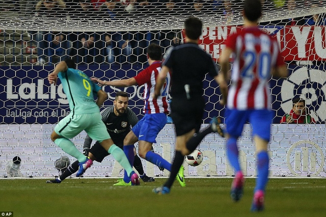  Luis Suarez tỏa sáng trong chiến thắng 2-1 trước Atletico ở Vicente Calderon 