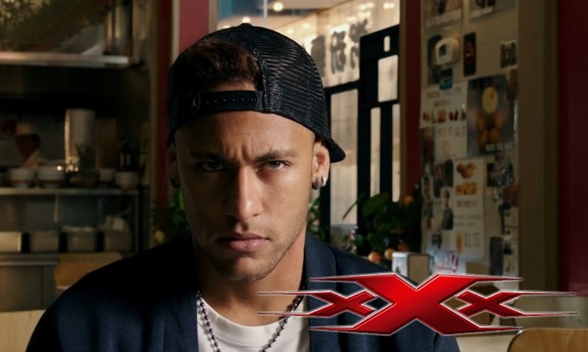 Bi treo gio, Neymar di xem phim voi ban gai xinh xan hinh anh 3