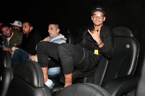 Bi treo gio, Neymar di xem phim voi ban gai xinh xan hinh anh 4