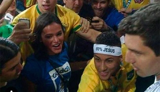 Bi treo gio, Neymar di xem phim voi ban gai xinh xan hinh anh 7