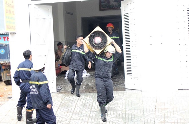 Cuu 4 nguoi thoat chet trong vu chay khach san o Sai Gon hinh anh 2