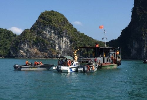 du-khach-nuoc-ngoai-troi-chan-nhay-xuong-vinh-ha-long-tu-tu-1