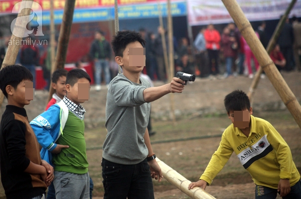 Giật mình khi trẻ em dành tiền mừng tuổi mua đồ chơi súng, dao găm đánh trận giả - Ảnh 12.