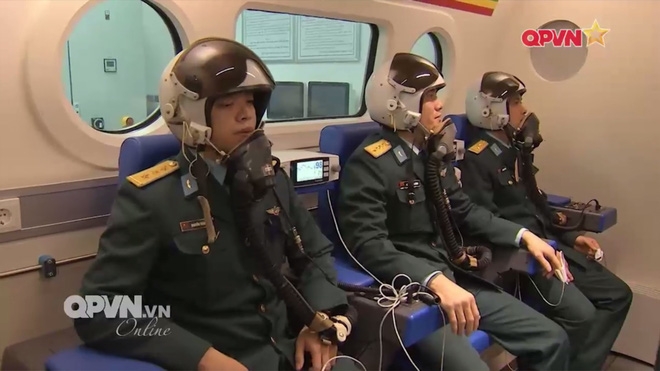 Huấn luyện kỹ năng phóng ghế thoát hiểm cho phi công quân sự Việt Nam - Ảnh 3.