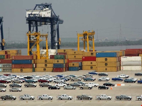  Các công ty nhập khẩu ô tô thiệt hại lớn vì chờ quy định mới. Trong ảnh: Ô tô nhập về tại cảng Hiệp Phước, TP.HCM. Ảnh: KC 