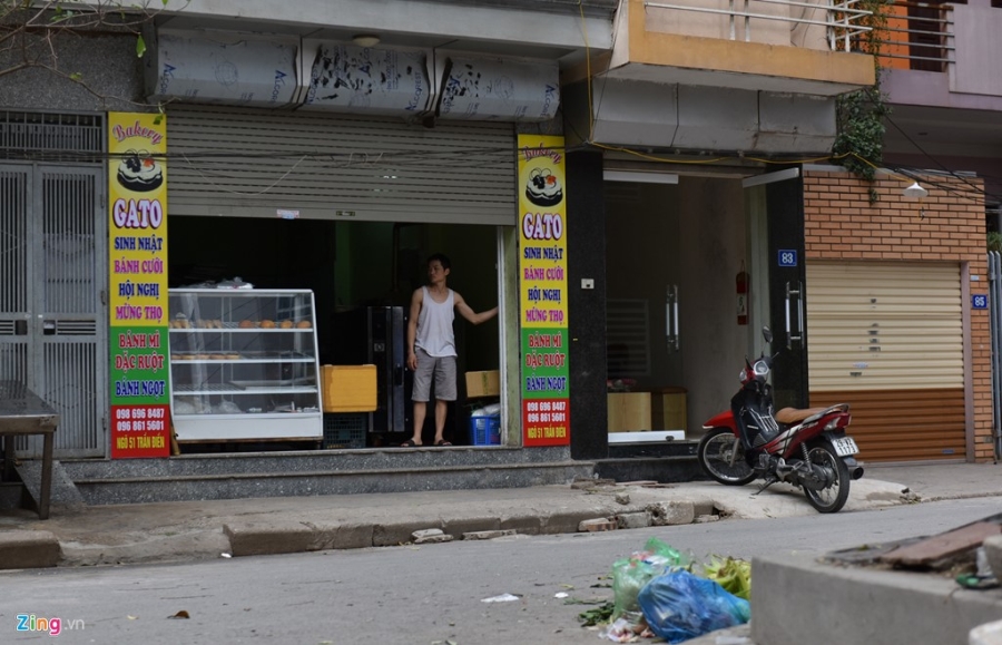 Rac bua vay chung cu, dan dong cua, deo khau trang hinh anh 5