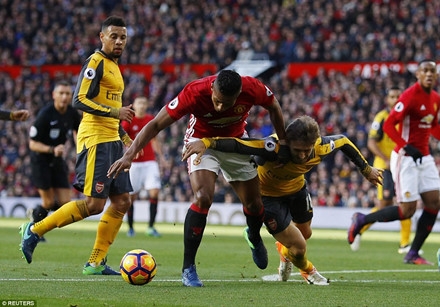 Trọng tài “gây bão” trận M.U - Arsenal bắt chính CK Cúp Liên đoàn Anh ảnh 1