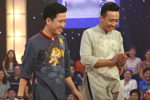 Trường Giang (trái) và Trấn Thành cùng mặc áo dài chấm thi