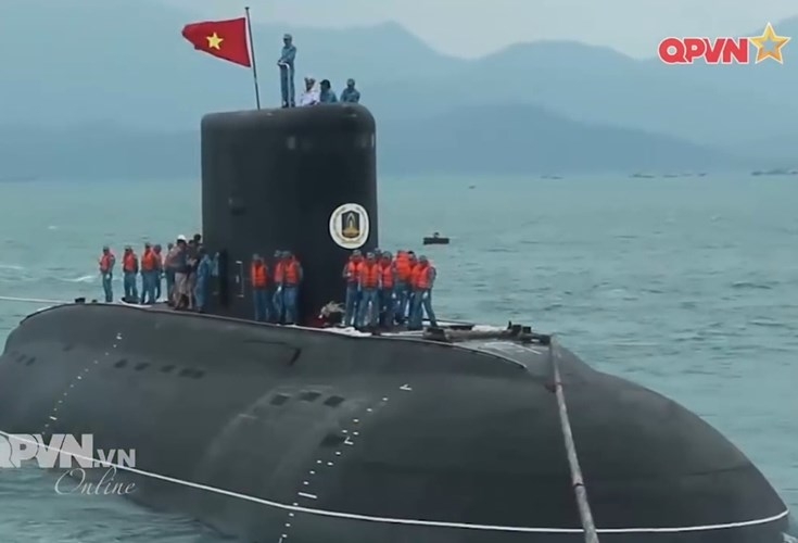 Chiem nguong tau ngam 187 Ba Ria-Vung Tau tren vinh Cam Ranh-Hinh-4