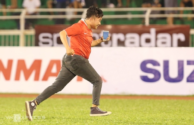 fan cuong leo rao xuong san, cong phuong tang luon bang thu quan hinh anh 5
