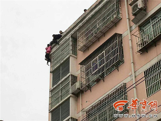 Gia đình lục đục, vợ nhảy 7 tầng lầu tự tử, chồng nhanh tay túm tóc giữ lại - Ảnh 2.
