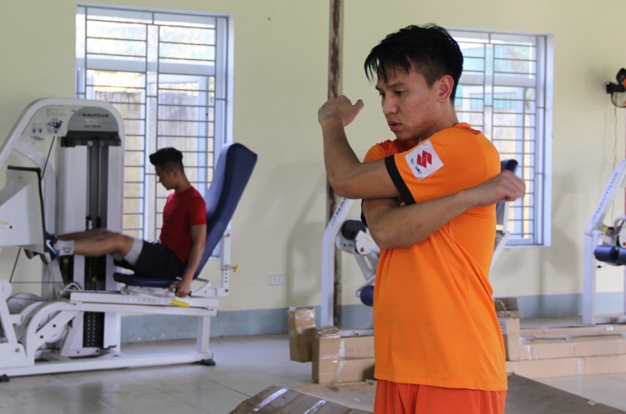 Đình Hoàng tăng gần 2 kg sau hơn một tháng phẫu thuật chấn thương đầu gối. 