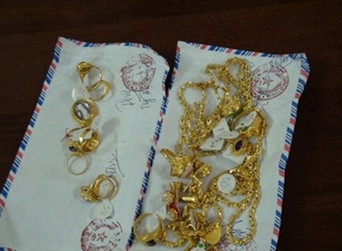 mo cay gach khoang sach vang chau giau duoi nen nha hinh anh 1