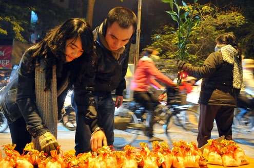 Đây là những mặt hàng thường xuyên ‘cháy hàng’ trong ngày Rằm tháng Giêng. Thậm chí, nhiều mặt hàng còn có giá cao gấp đôi so với ngày bình thường