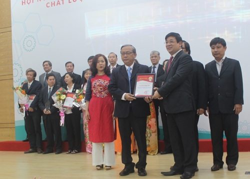 Phó giáo sư Lương Ngọc Khuê, Cục trưởng Quản lý khám chữa bệnh trao giải nhất cho Bệnh viện Nhi đồng 1. Ảnh: Lê Phương.