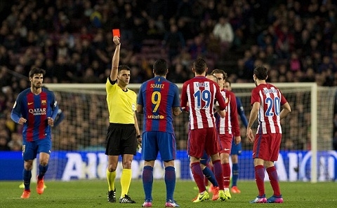  Suarez nhận thẻ đỏ khá vô duyên ở trận đấu với Atletico 
