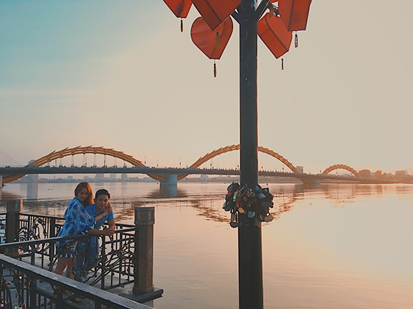 khanh-thi-phan-hien-hon-nhau-duoi-hoang-hon-da-nang-2