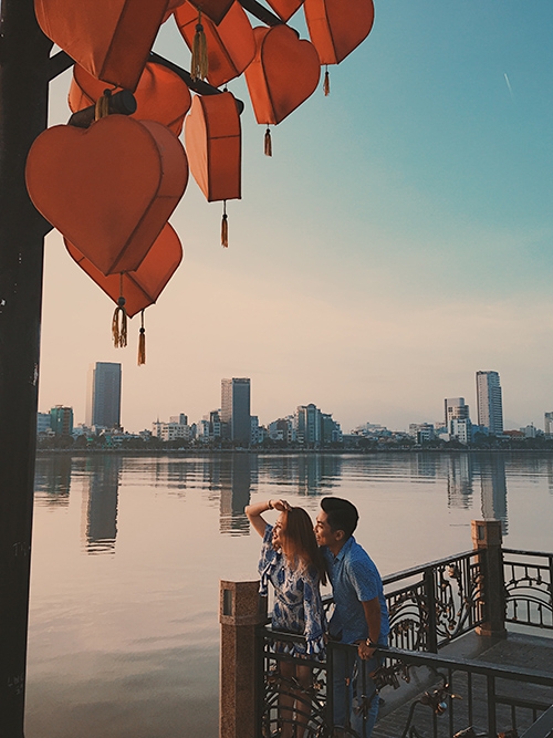 khanh-thi-phan-hien-hon-nhau-duoi-hoang-hon-da-nang-3