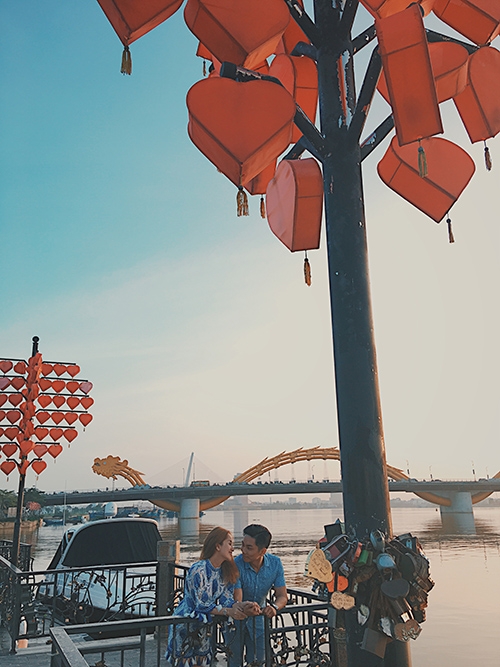 khanh-thi-phan-hien-hon-nhau-duoi-hoang-hon-da-nang-8